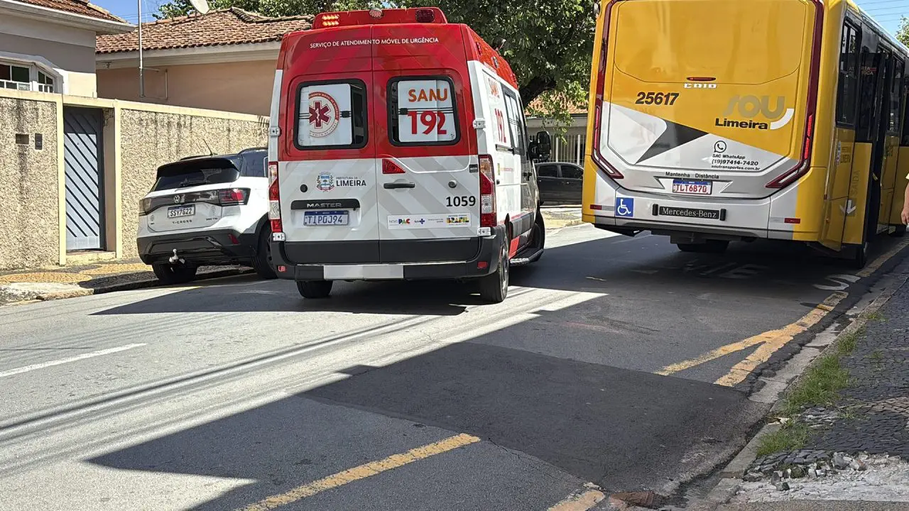 Passageira de ônibus cai e bate a cabeça após freada brusca em Limeira