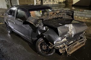 Passageiro fica gravemente ferido após carro bater na traseira de caminhão em Limeira