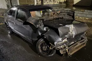 Passageiro fica gravemente ferido após carro bater na traseira de caminhão em Limeira