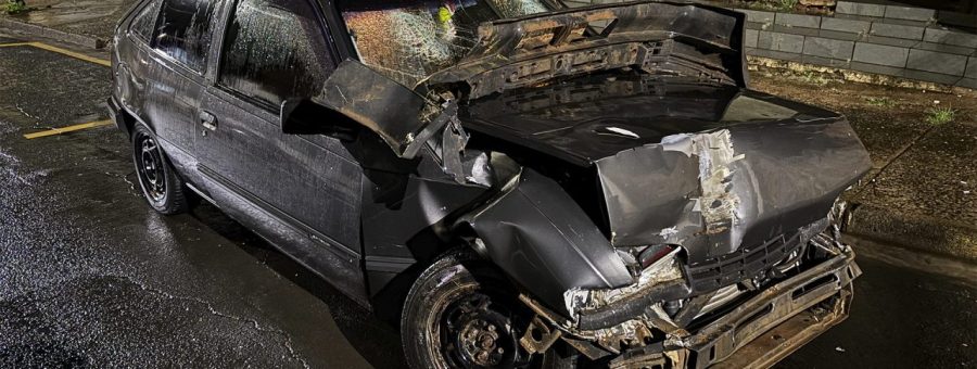 Passageiro fica gravemente ferido após carro bater na traseira de caminhão em Limeira