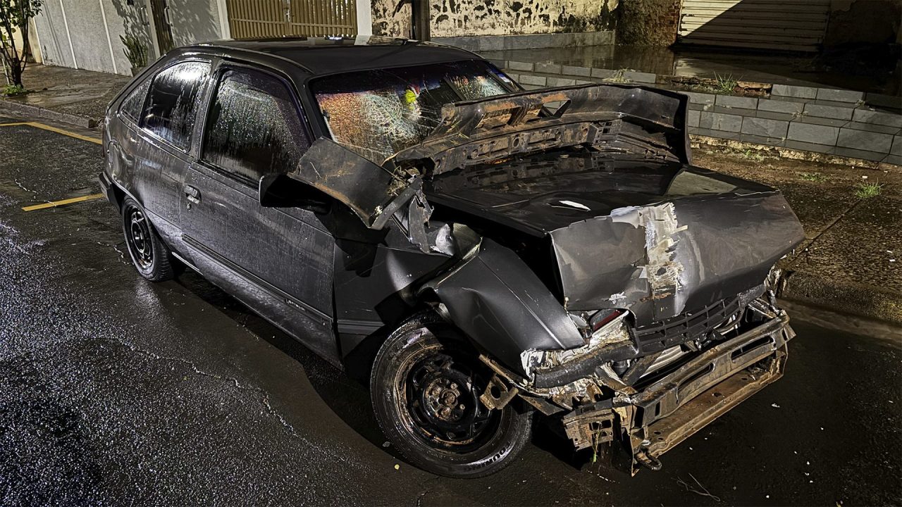 Passageiro fica gravemente ferido após carro bater na traseira de caminhão em Limeira