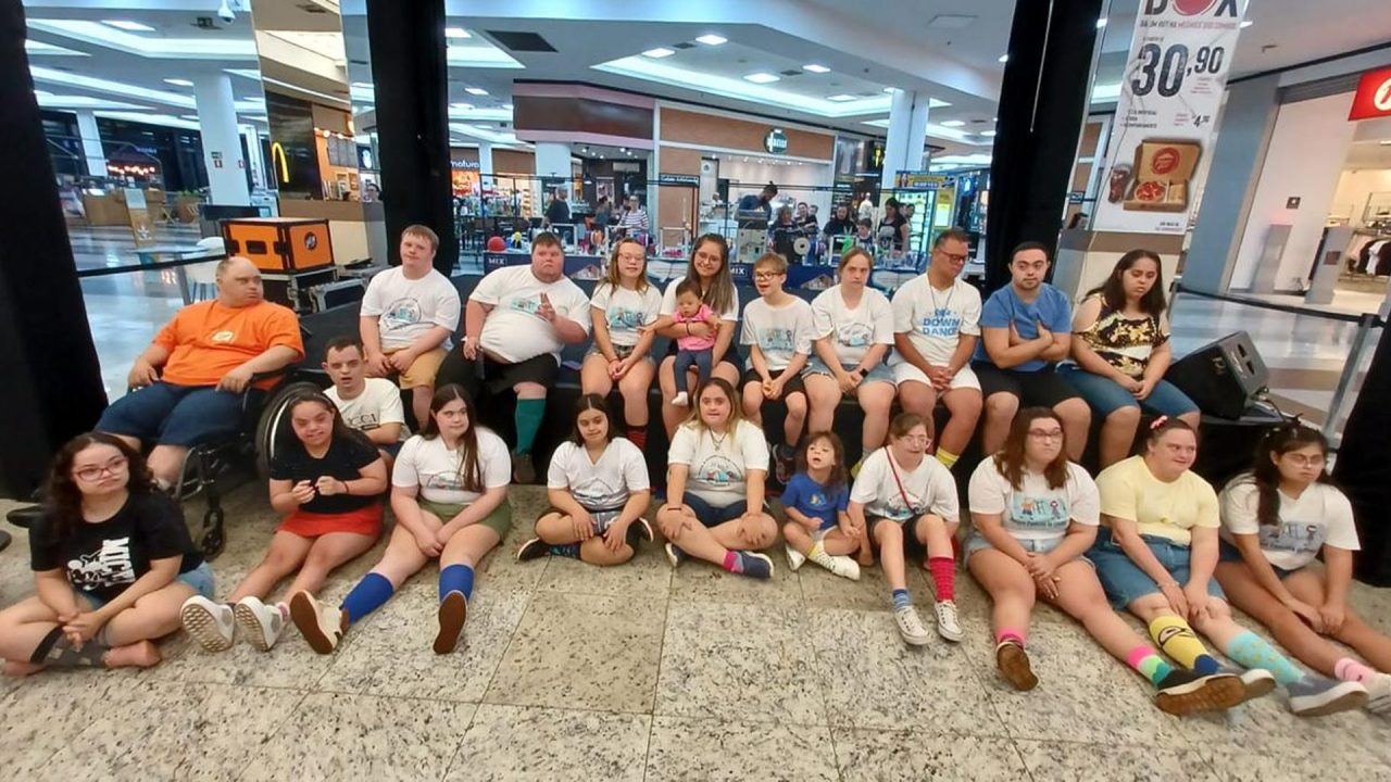 Pátio Limeira Shopping promove ação com meias trocadas no Dia da Síndrome de Down