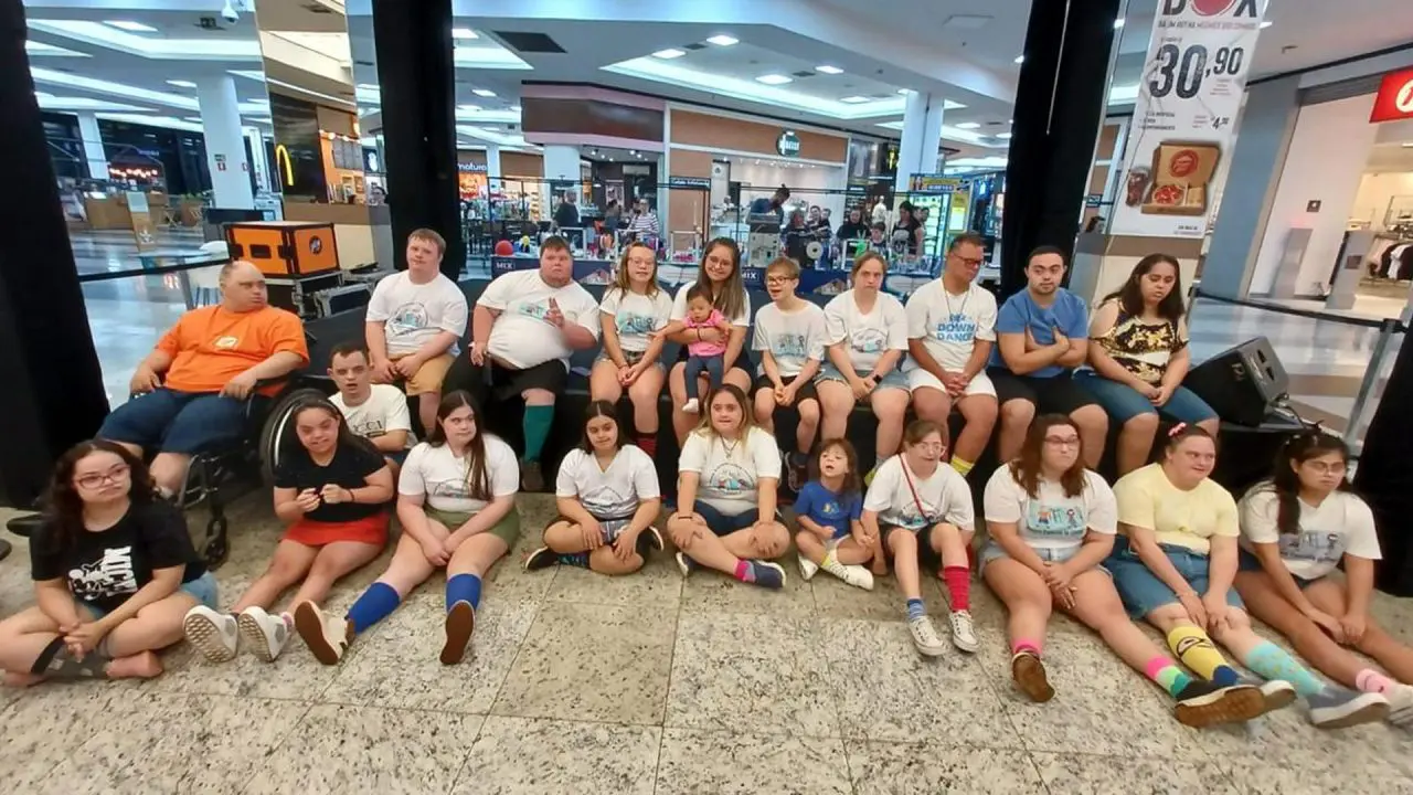 Pátio Limeira Shopping promove ação com meias trocadas no Dia da Síndrome de Down