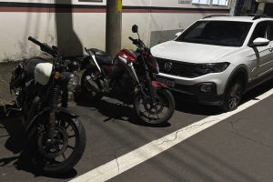 Polícia recupera carro e duas motos roubadas após abordagem em bar em Limeira
