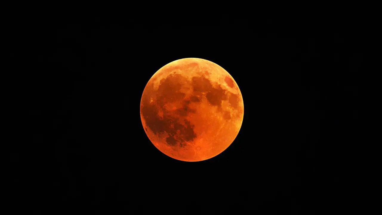 “Lua de sangue” marca eclipse lunar total nesta terça-feira (3)