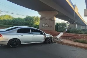 Veículo é encontrado abandonado colidido contra poste em Limeira