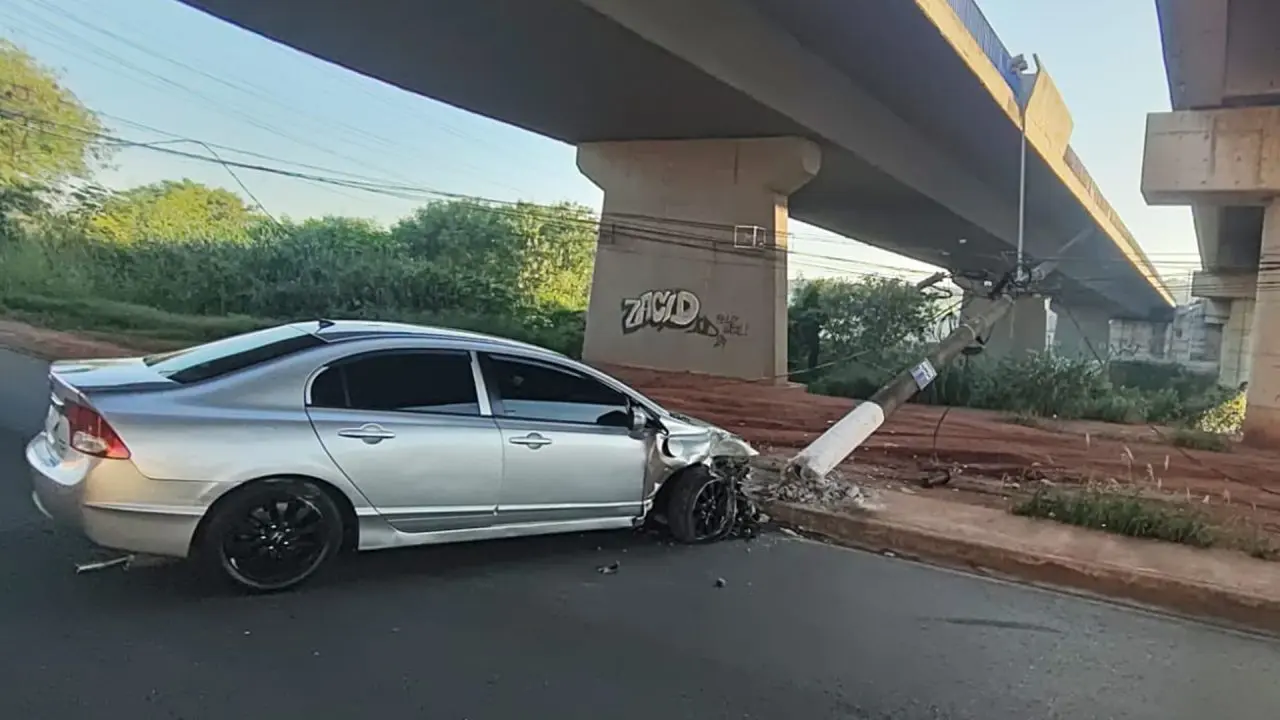 Veículo é encontrado abandonado colidido contra poste em Limeira