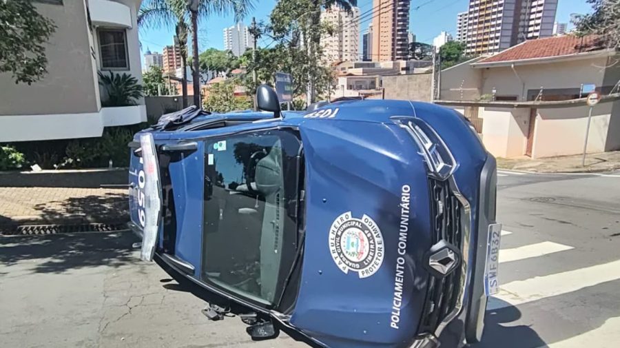 Viatura da GCM tomba após se envolver em acidente no Centro de Limeira