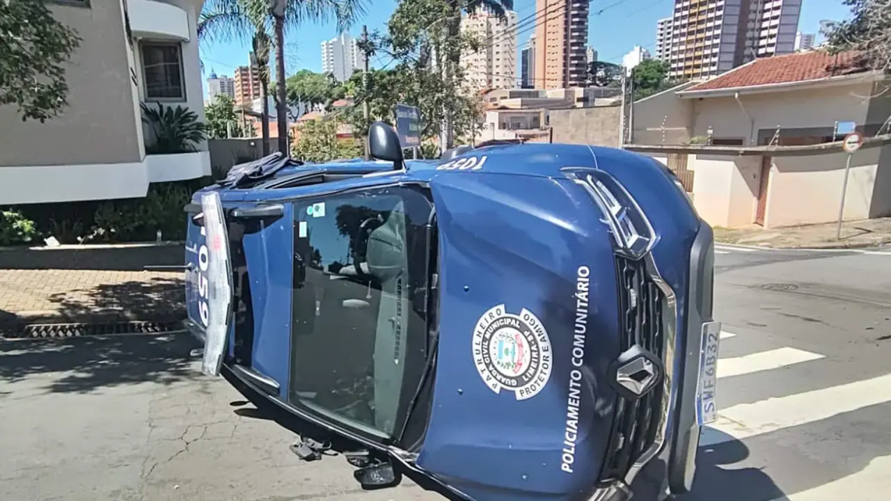 Viatura da GCM tomba após se envolver em acidente no Centro de Limeira