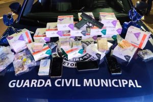 Adolescentes e jovem são presos após roubo à farmácia em Limeira