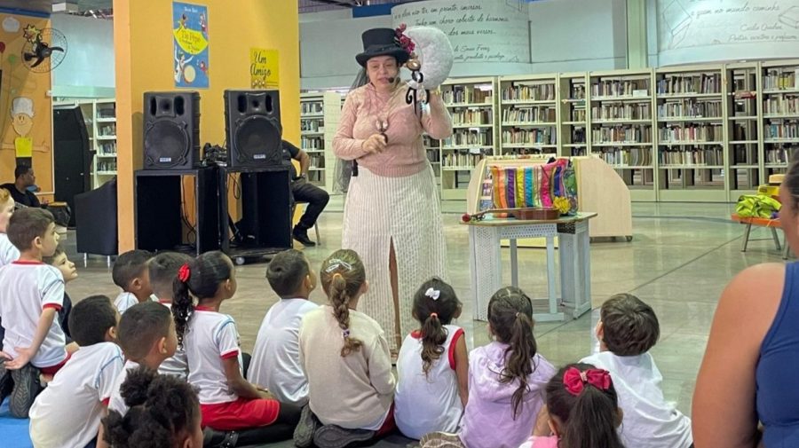 Biblioteca Municipal recebe contação de histórias com o grupo Recanto das Histórias