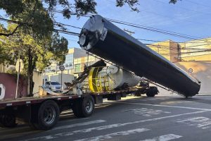 Caminhão derruba caixa dágua ao enroscar em fiação em Limeira