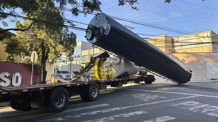 Caminhão derruba caixa dágua ao enroscar em fiação em Limeira