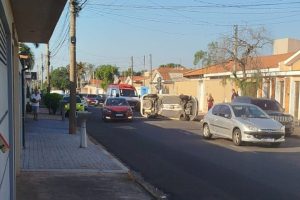 Carro tomba após colisão com veículo estacionado em Limeira
