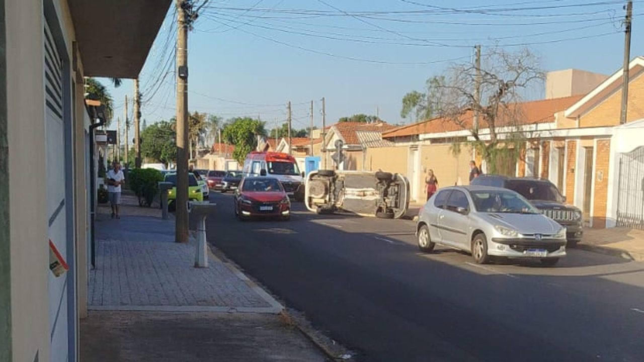 Carro tomba após colisão com veículo estacionado em Limeira
