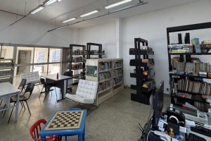 Clube de leitura debate fake news em biblioteca do Geada, em Limeira