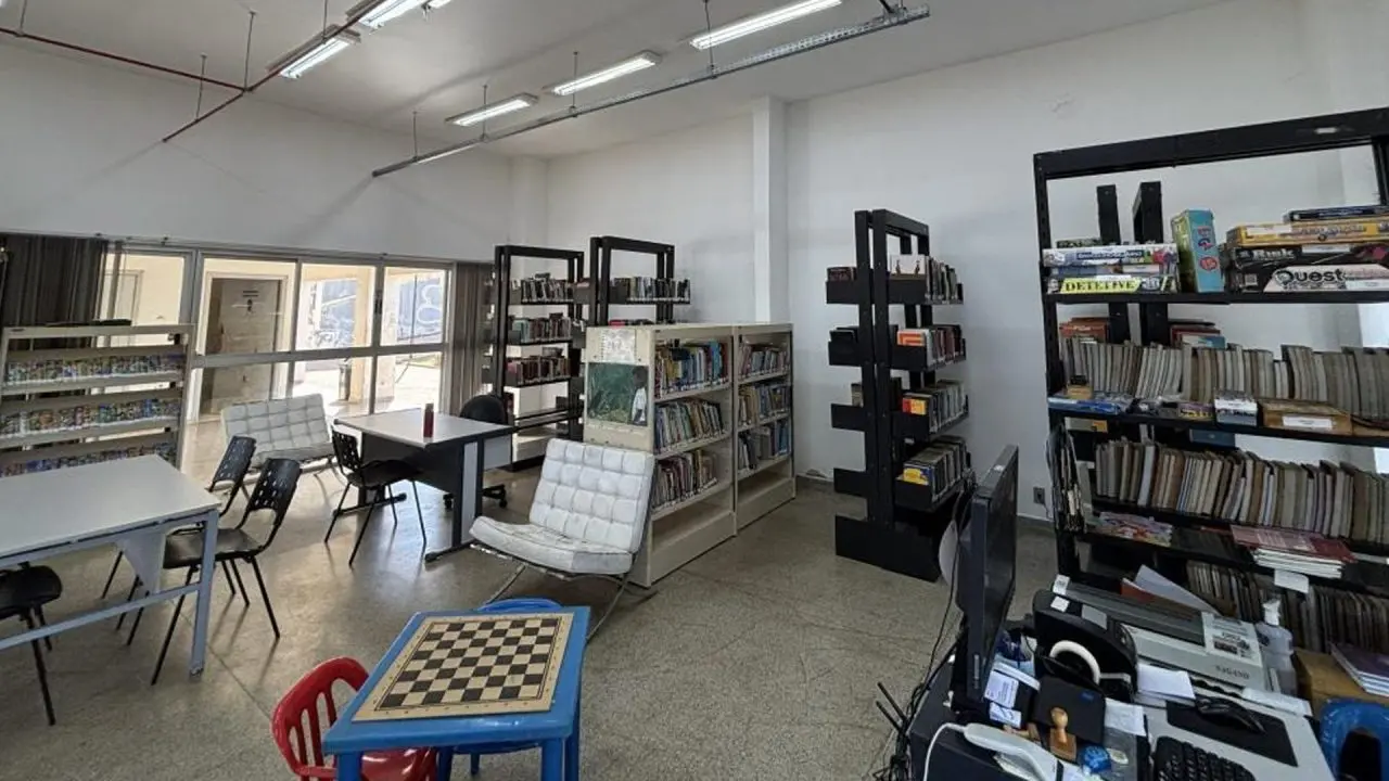 Clube de leitura debate fake news em biblioteca do Geada, em Limeira