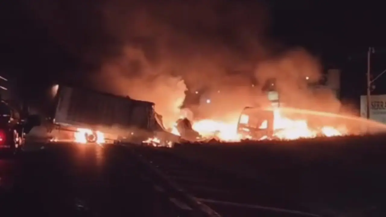 Colisão entre caminhão e carreta provoca incêndio e deixa um morto na Washington Luís
