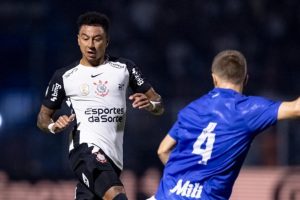 Corinthians e São Paulo vencem e abrem vantagem