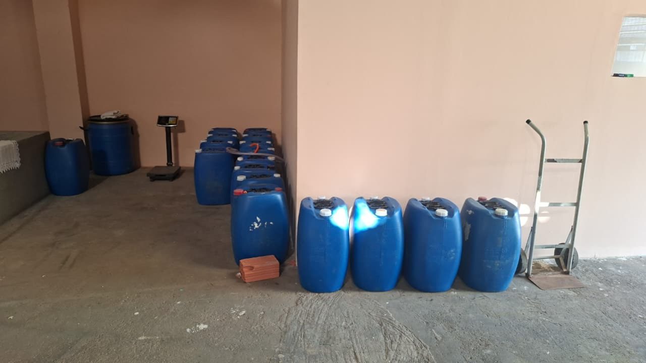 Deic descobre fábrica em Limeira que distribuía bebidas alcoólicas falsificadas a comerciantes