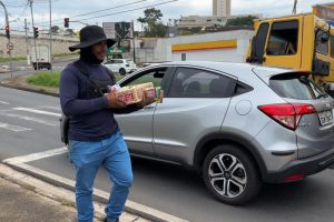 Entre o sinal vermelho e a esperança a rotina de quem vende doces para sustentar a família