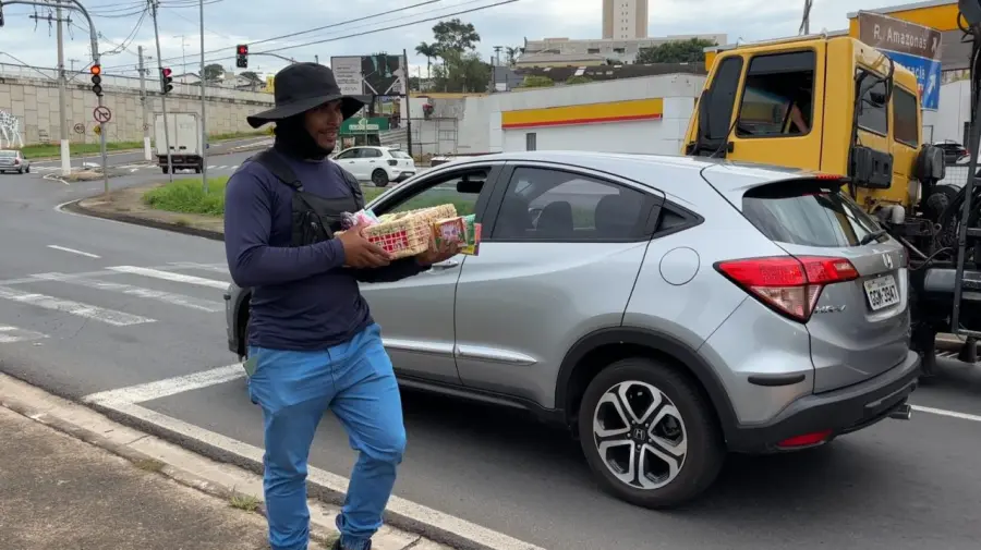 Entre o sinal vermelho e a esperança a rotina de quem vende doces para sustentar a família