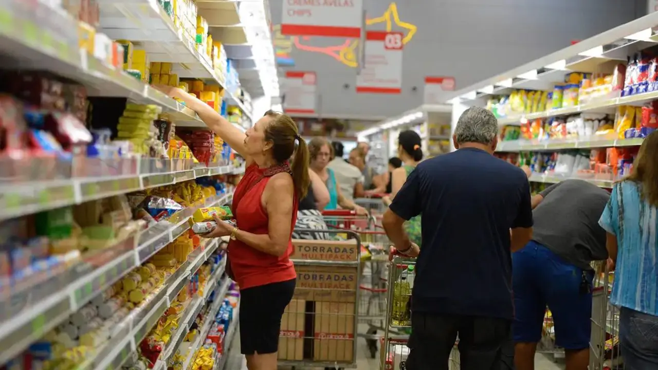 Fim da escala 6x1 estudos divergem sobre impactos no PIB e inflação