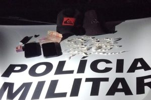 Jovem é preso e adolescente é liberado após apreensão de pedras de crack em Engenheiro Coelho