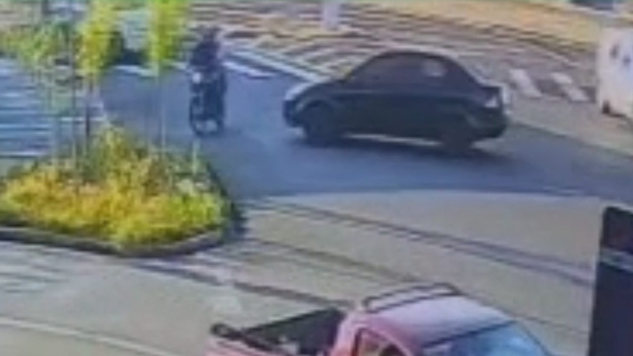 Motociclista avança preferencial e é atingido por carro na rotatória das Três Avenidas, em Limeira