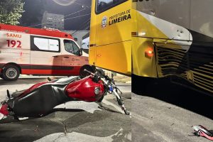 Motociclista fica gravemente ferido após colisão com ônibus em Limeira
