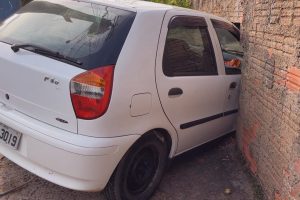 Motorista evita colisão com carro e atinge muro no Olga Veroni, em Limeira