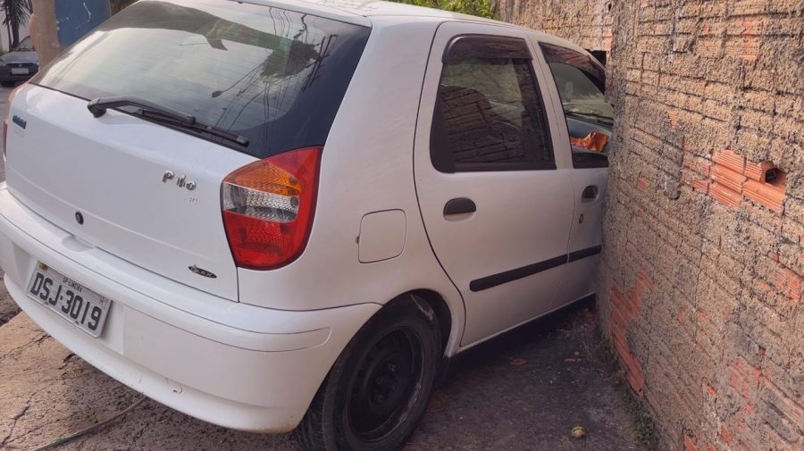 Motorista evita colisão com carro e atinge muro no Olga Veroni, em Limeira