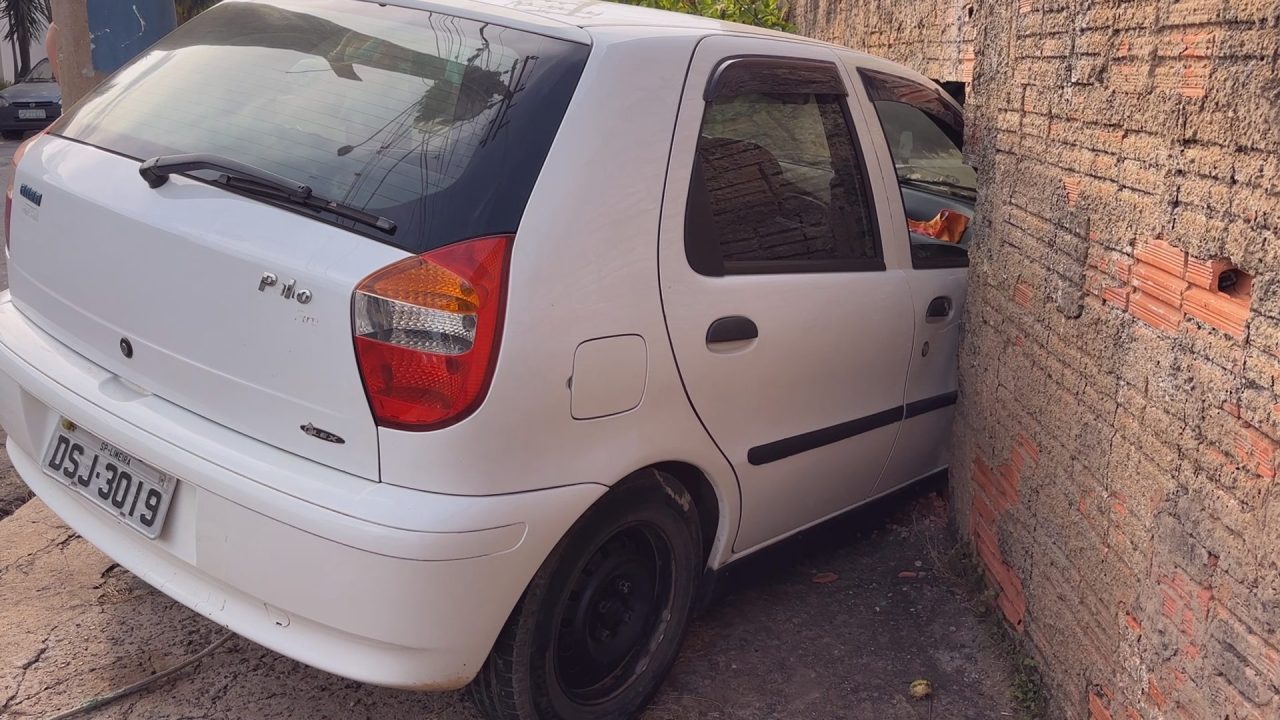 Motorista evita colisão com carro e atinge muro no Olga Veroni, em Limeira