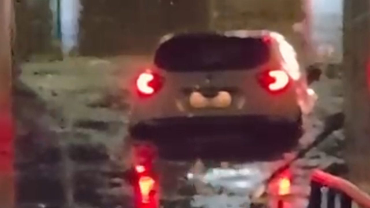 Motorista tenta atravessar Ponte Preta alagada e fico preso