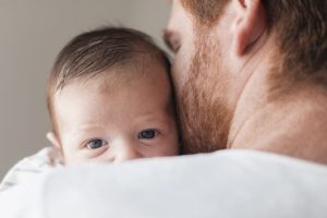 Novos prazos para licença-paternidade valem a partir de 2027; entenda