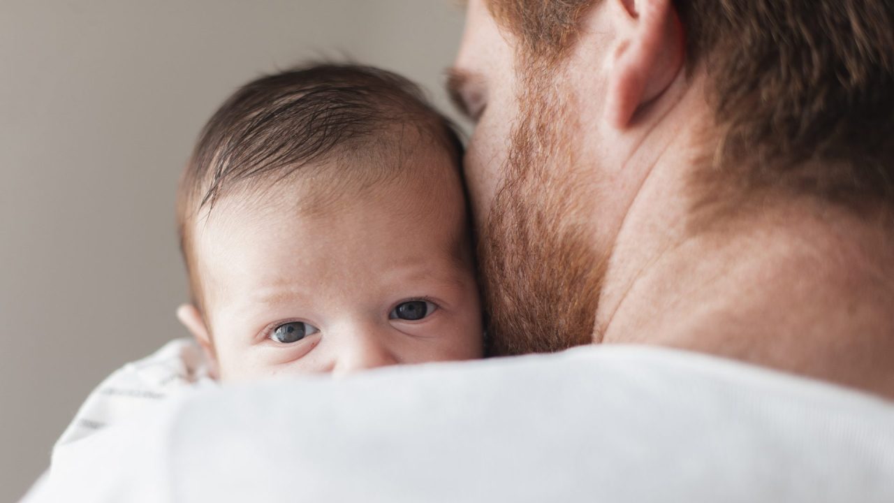 Novos prazos para licença-paternidade valem a partir de 2027; entenda
