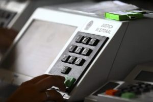 Onze governadores renunciam para disputar eleições de outubro