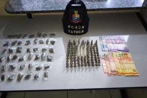 PM apreende quase 100 pinos de cocaína e porções de maconha em Limeira