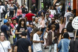 População no Brasil cresce em ritmo menor e está envelhecendo