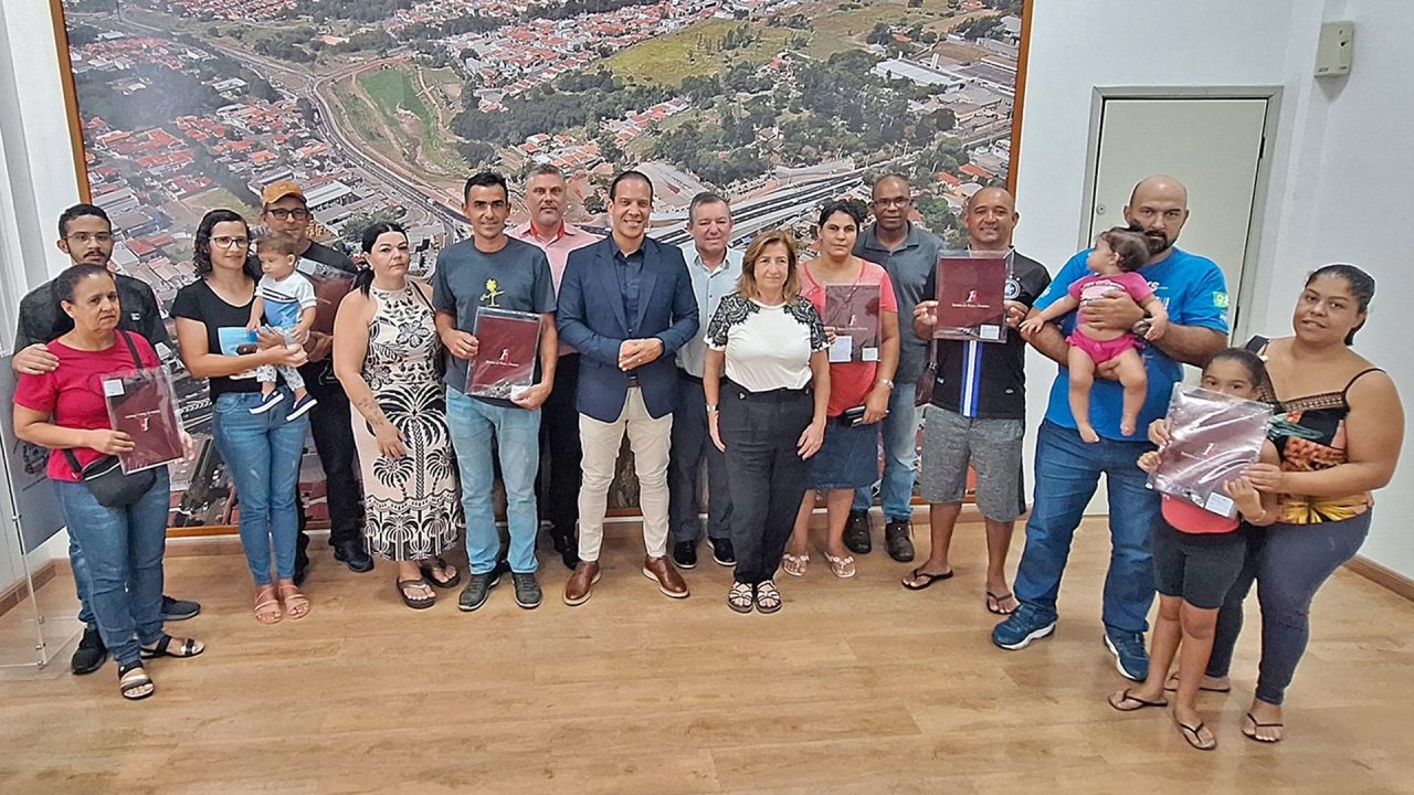 Prefeitura de Limeira entrega mais de 100 escrituras de imóveis sociais