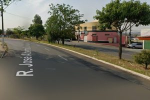 Trabalhador que roçava grama é atropelado por motociclista em Limeira