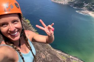 Vamos escalar? A repórter Paula Martins se aventura no esporte