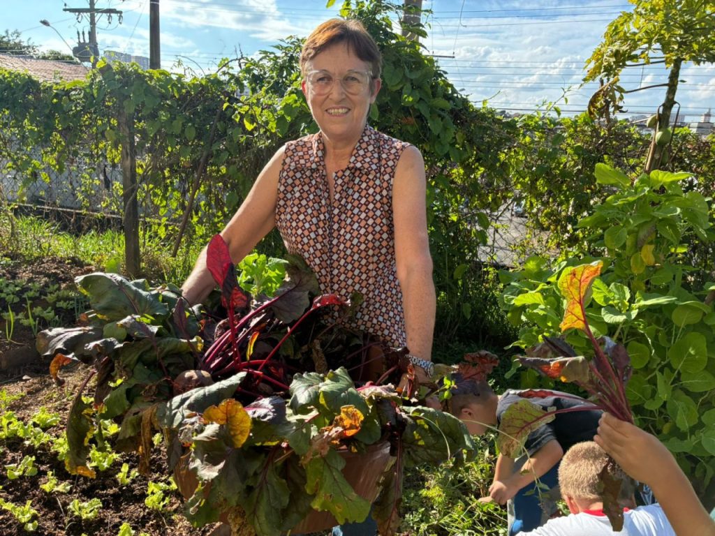 A voluntária Lucélia Miranda, que ajuda a manter a horta