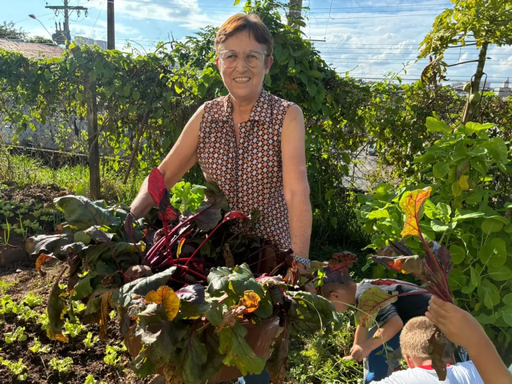 A voluntária Lucélia Miranda, que ajuda a manter a horta