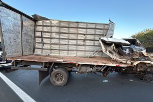 Acidente entre caminhões deixa motorista ferido na Anhanguera, em Limeira