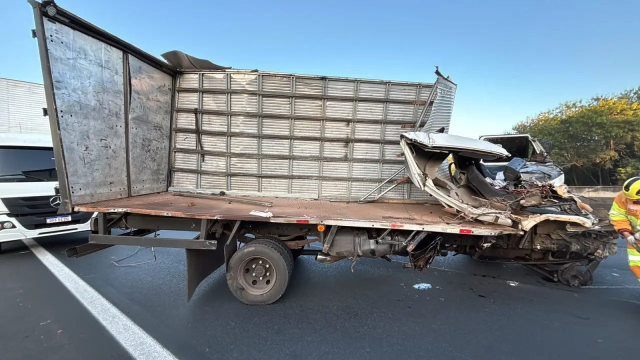 Acidente entre caminhões deixa motorista ferido na Anhanguera, em Limeira