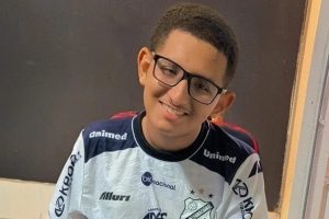 Adolescente de 16 anos pede ajuda para comprar cadeira de rodas
