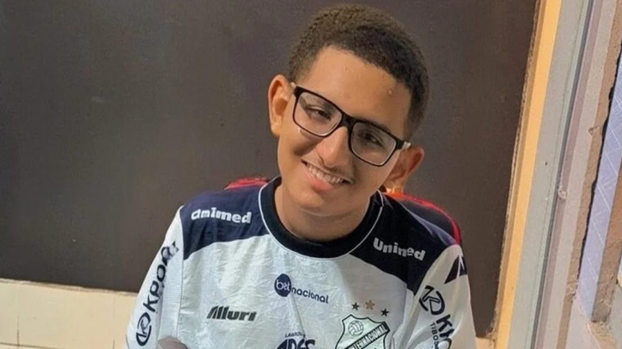 Adolescente de 16 anos pede ajuda para comprar cadeira de rodas