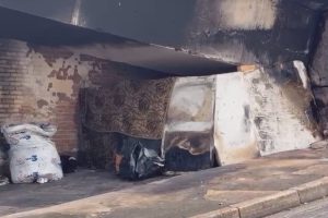 Após incêndio, novo barraco é construído embaixo de passarela na Vila Camargo, em Limeira