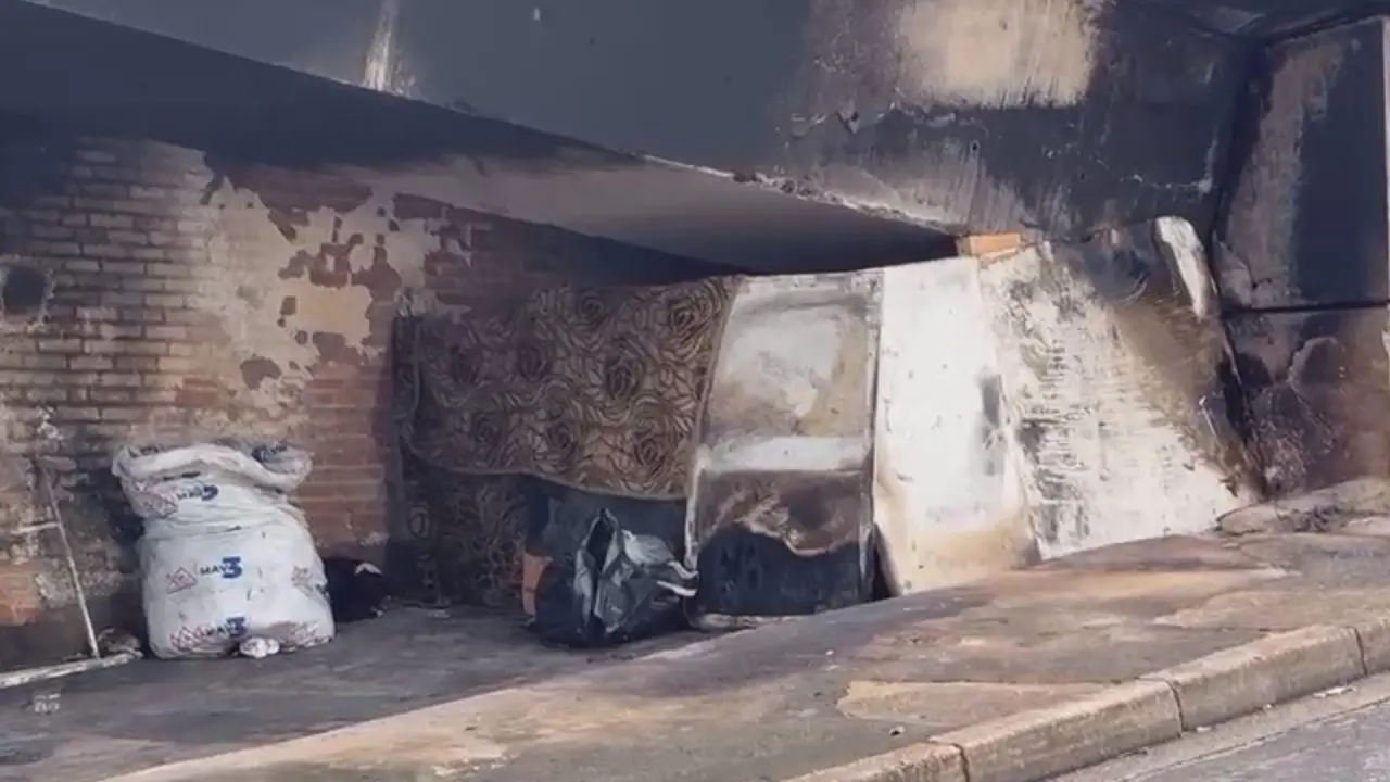 Após incêndio, novo barraco é construído embaixo de passarela na Vila Camargo, em Limeira